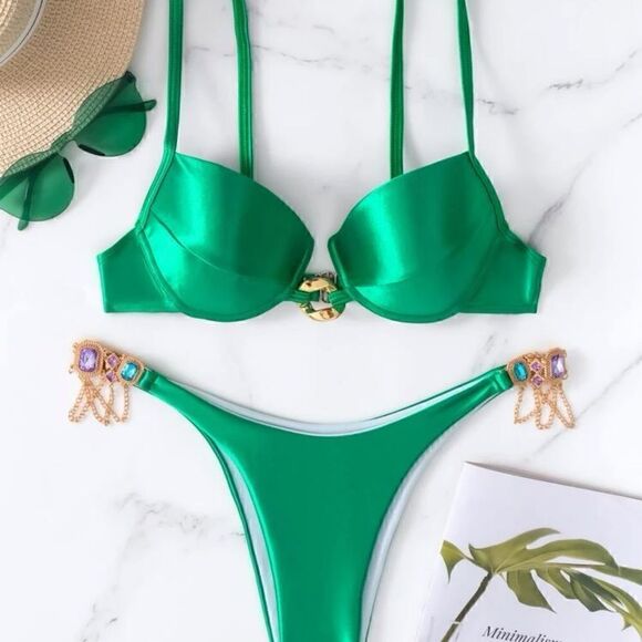 Bikini - Picture 2 of 10